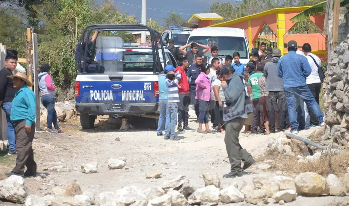 Retienen a policías en el barrio La Merced