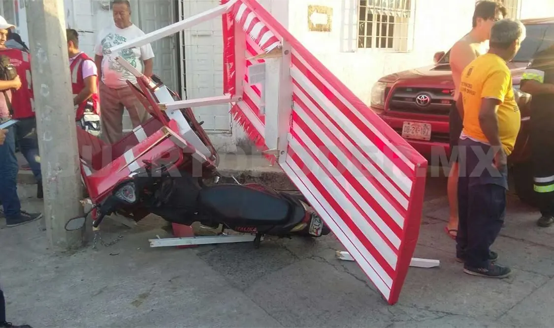 Vehículo impacta mototriciclo; dos lesionados