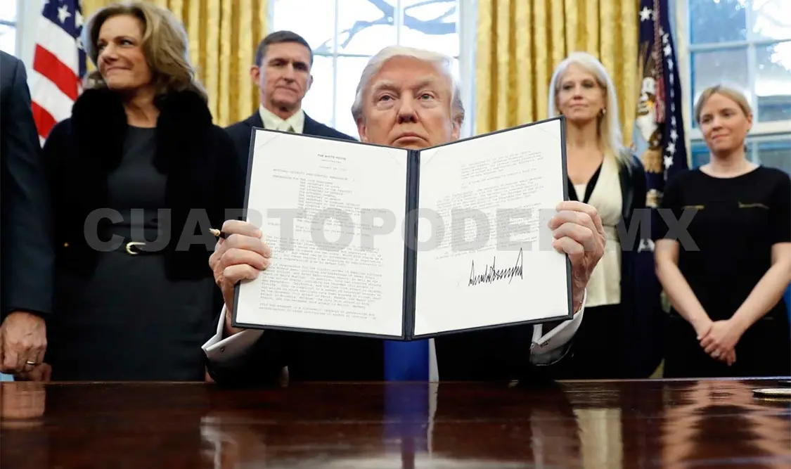 Donald Trump firmó y presentó las acciones presidenciales durante una jornada de llamadas a diversos líderes. AP