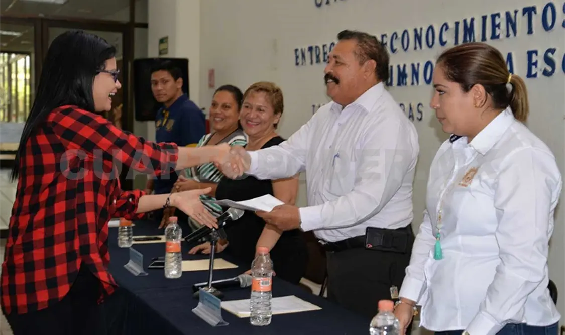 Alumnos de la licenciatura en Pedagogía recibieron reconocimientos por concluir sus prácticas profesionales. CP