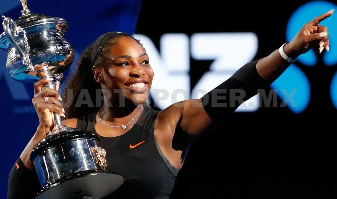 Serena Williams sostiene su trofeo después de derrotar a su hermana Venus durante la final femenina de singles. AP