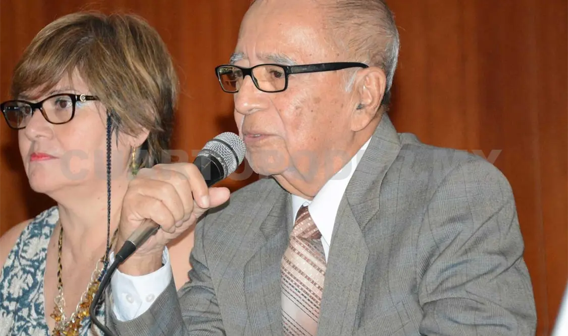 El maestro levantando su reconocimiento. Darwin Mendoza
