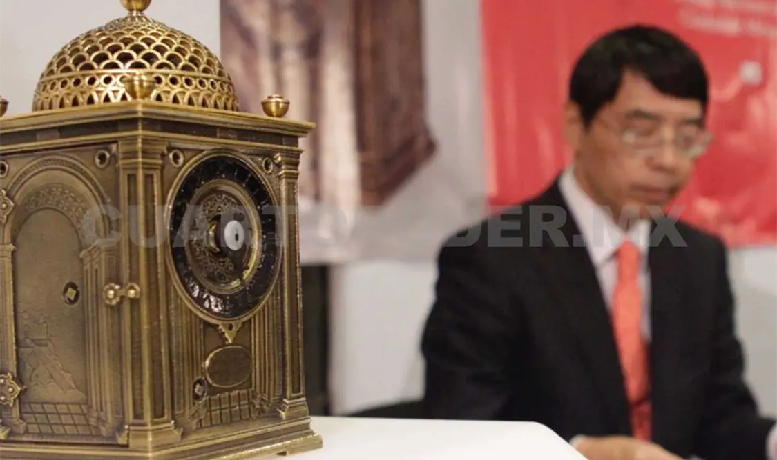 El embajador de Japón en México, Akira Yamada, encabezó la ceremonia de donación de la réplica del reloj mecánico del siglo XVI a México.