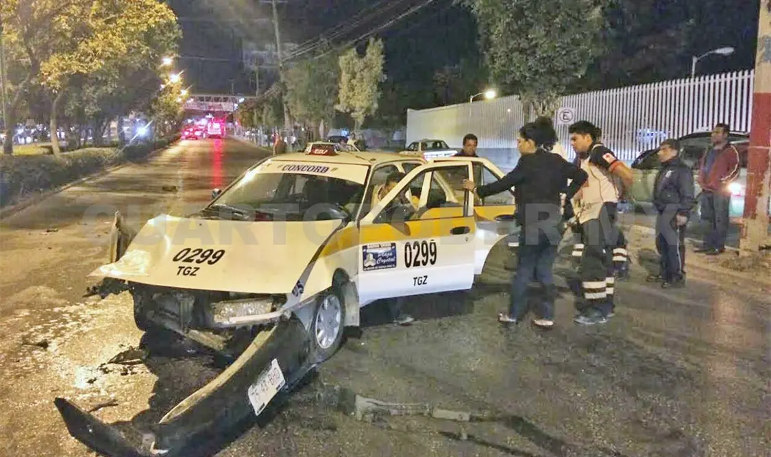Choca taxi con ambulancia