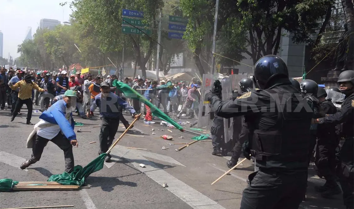 Se enfrentan polícias y campesinos