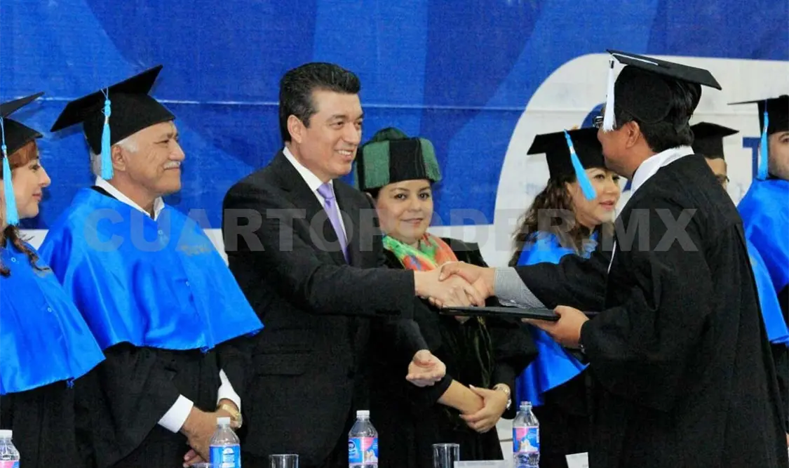 Apadrina Escandón generación universitaria