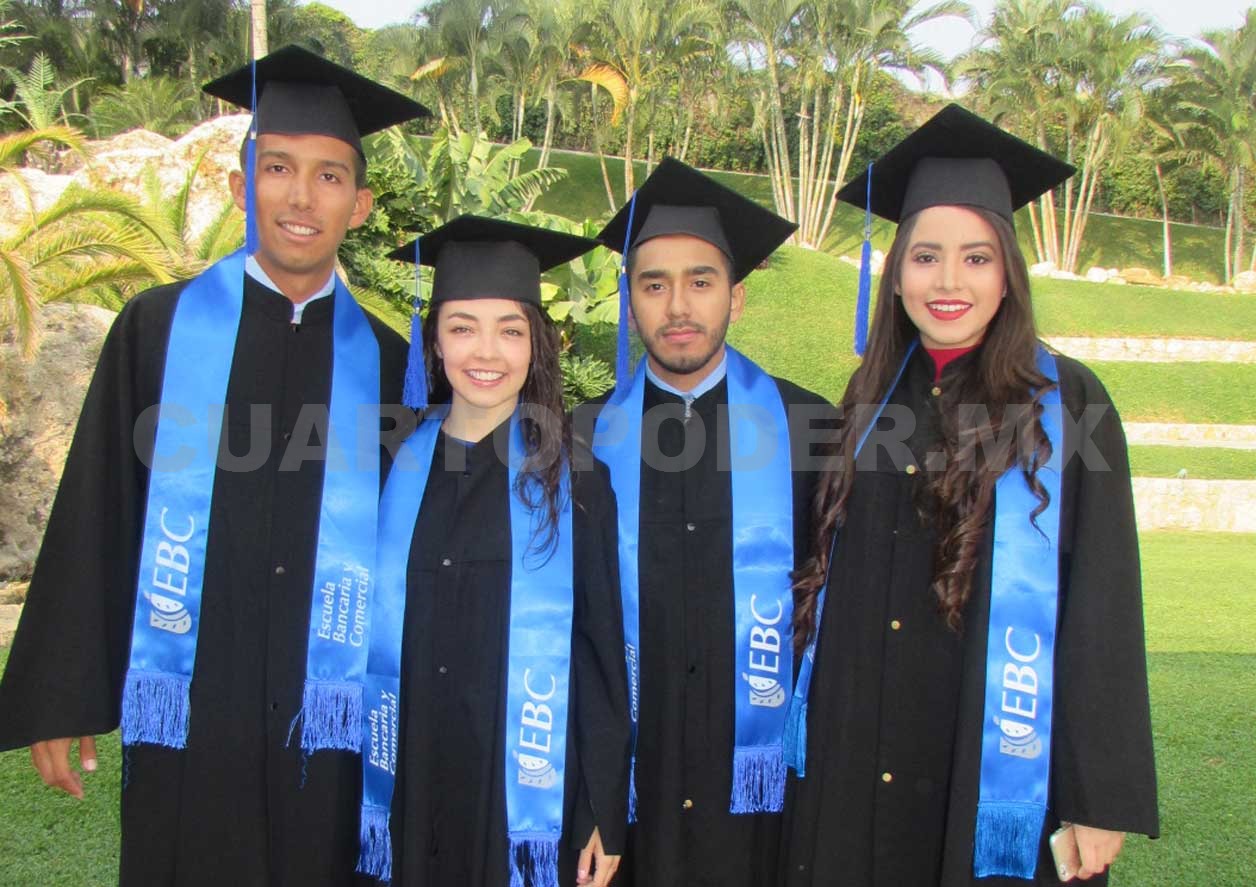 Alumnos celebran su graduación