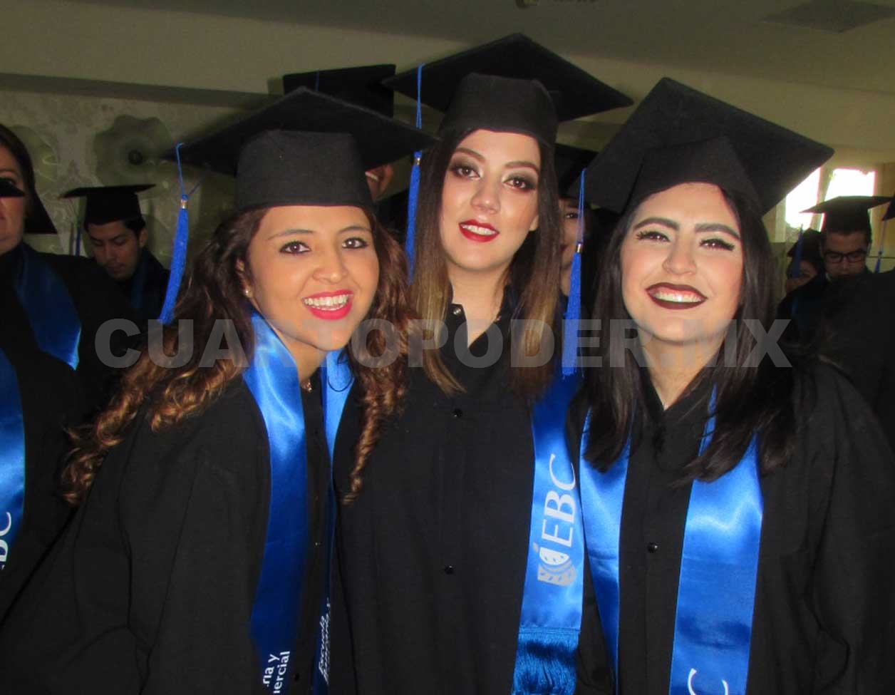 Alumnos celebran su graduación