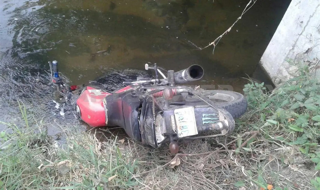 Muere tras ser arrollado por un auto y caer a canal
