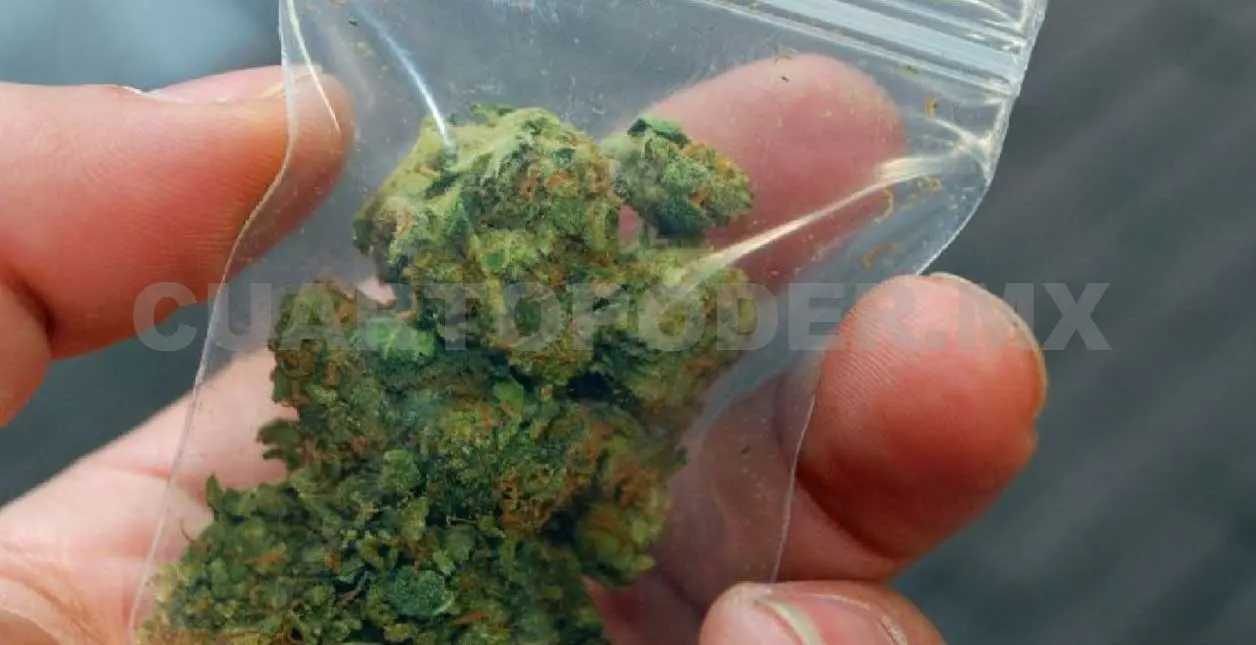 Evitan policías venta de drogas; hay 3 detenidos