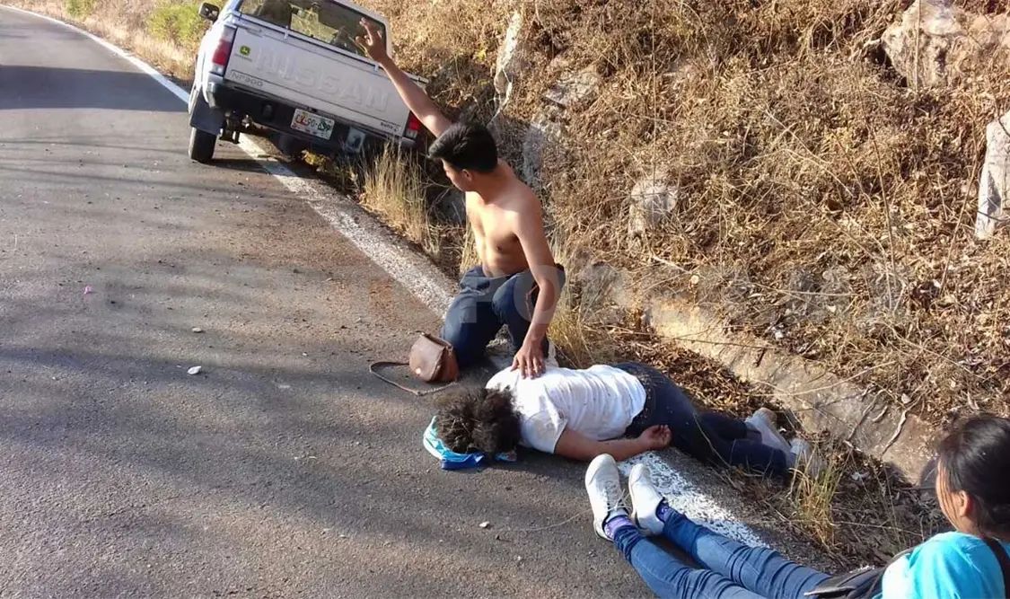 Hermanos lesionados al chocar contra cerro