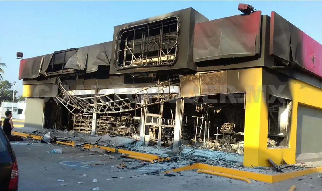 CNTE incendia tienda de conveniencia