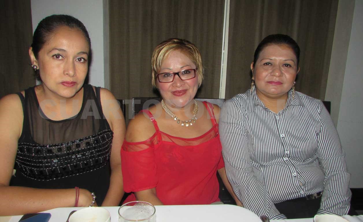 Mujeres disfrutan ameno desayuno