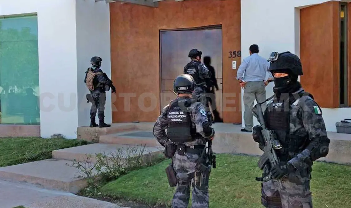 Policías de la PGR catearon una casa en el fraccionamiento San Patricio en Tuxtla Gutiérrez, propiedad del suegro de Javier Duarte.