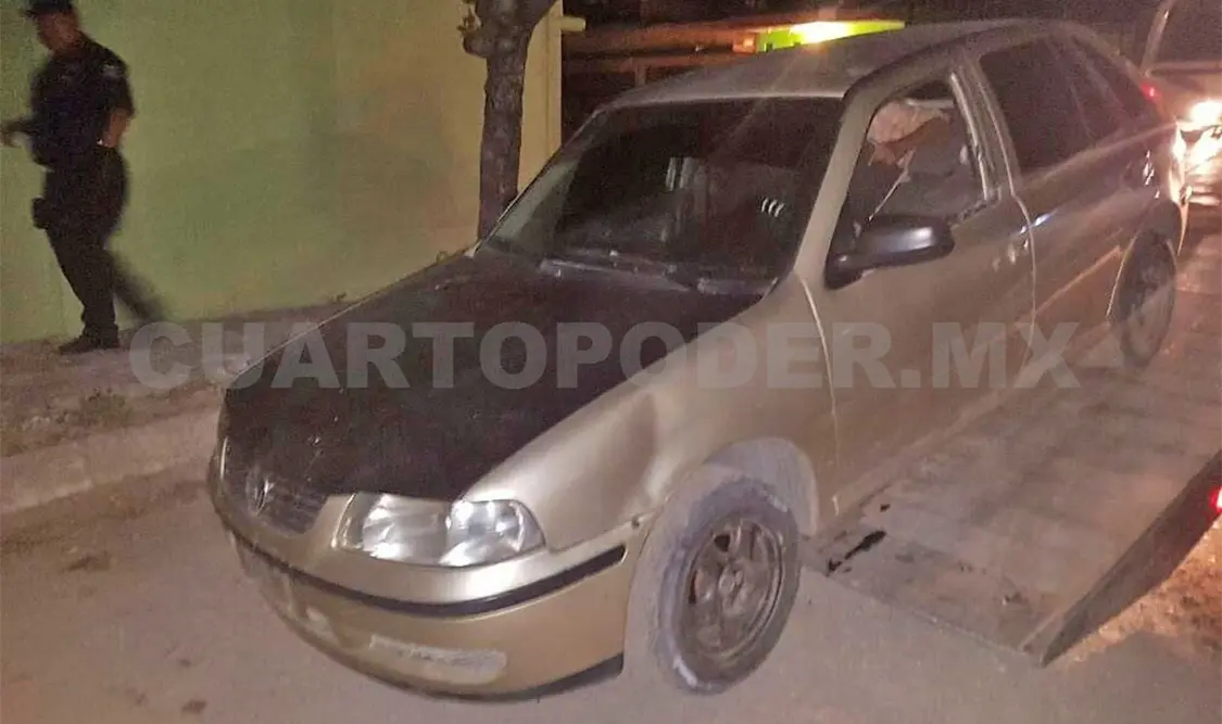 Los delincuentes iban en este coche compacto cuando fueron detectados por la Policía. Rafael Victorio / CP