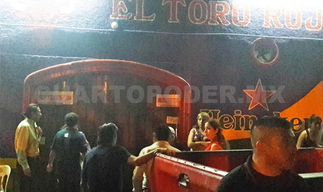 Agentes colocaron sellos de clausura en las puertas del bar El Toro Rojo en Tuxtla Gutiérrez.