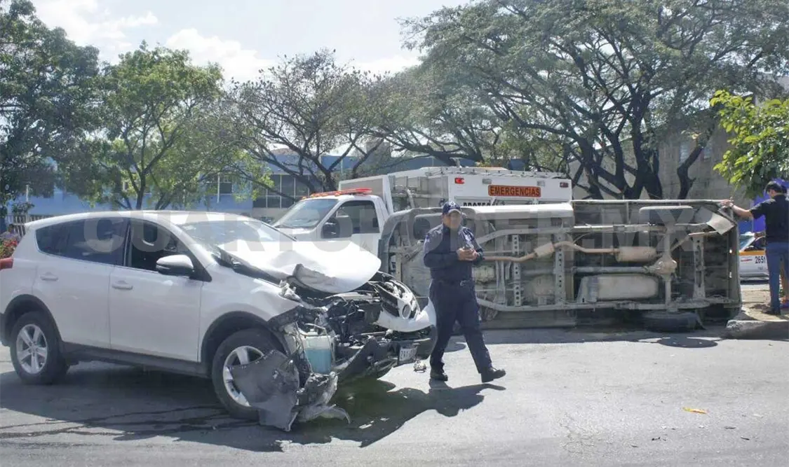 El accidente ocurrió en retorno a la altura del Instituto Tecnológico Regional; dos hombres que iban en la unidad impactada resultaron lesionados