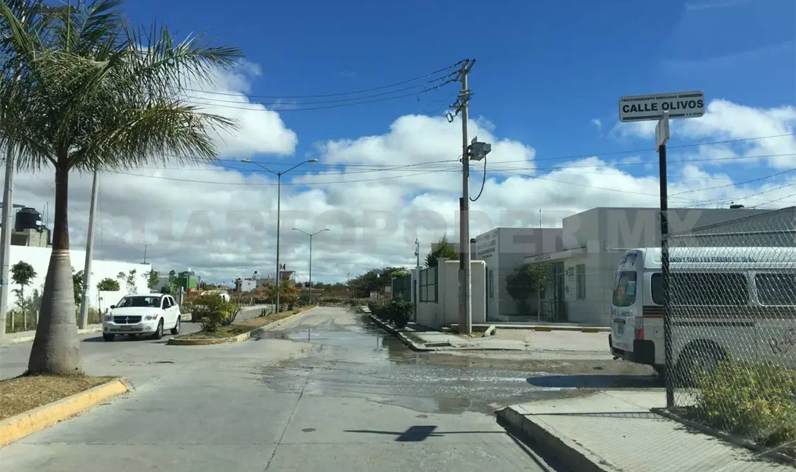Pobladores denuncian fugas de agua en fraccionamiento Arboledas