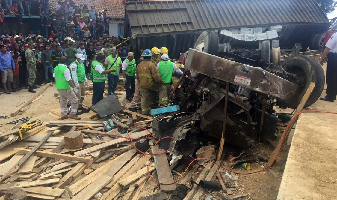 Accidente de tráiler deja dos muertos y cinco lesionados en Chiapas