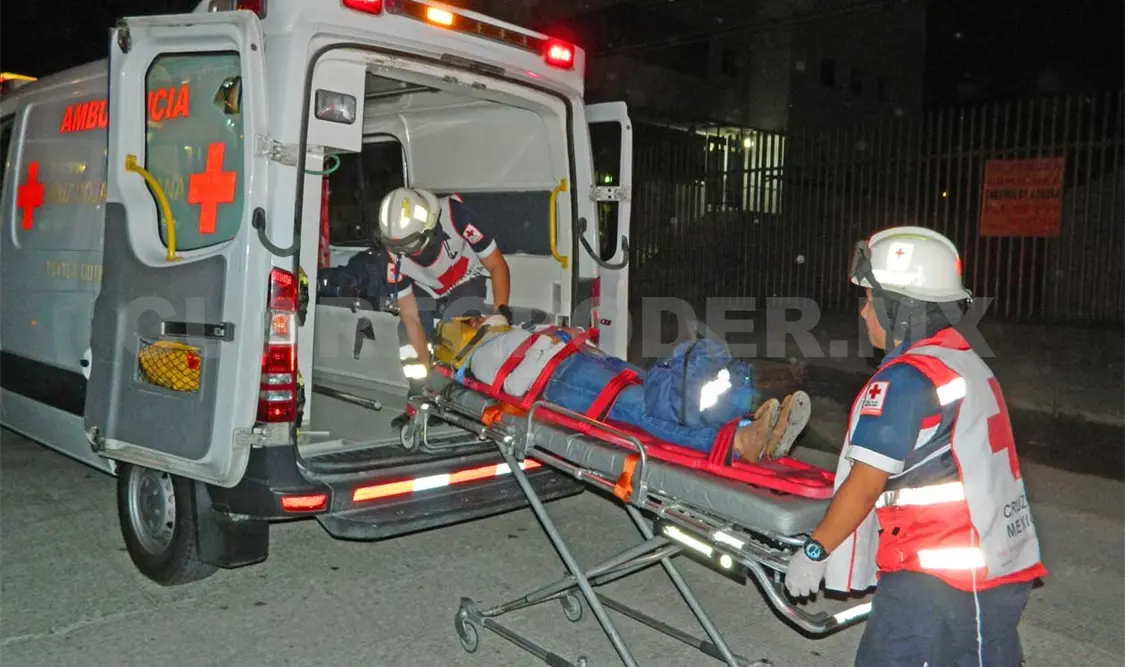 Taxista asalta y lesiona a dos