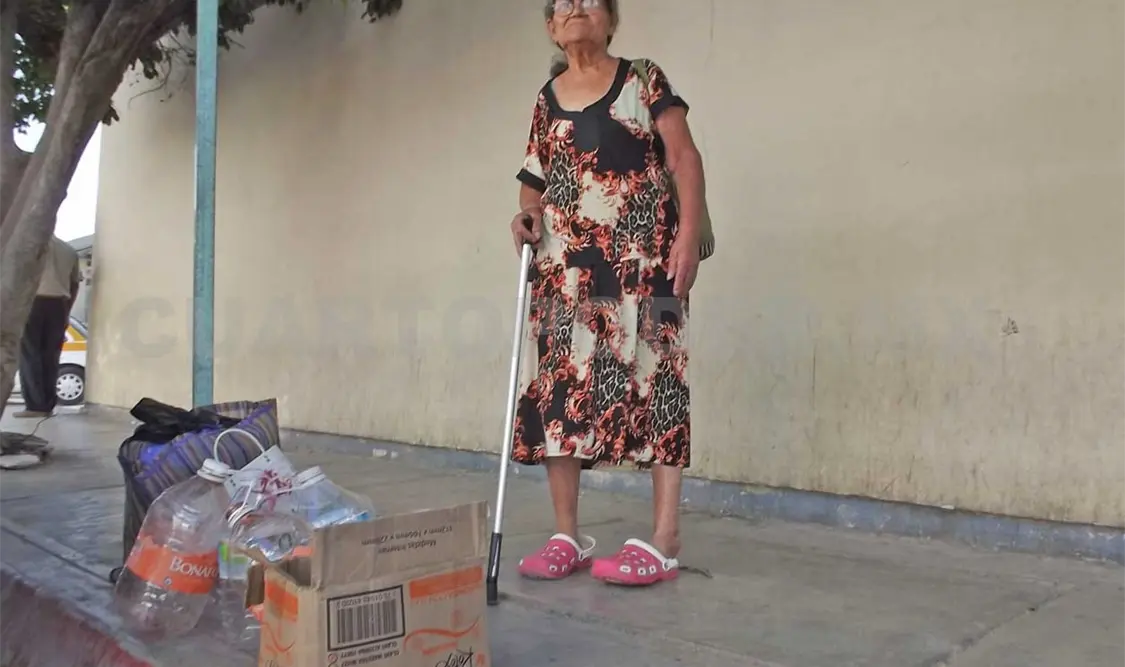 Taxista roba a su pasajera