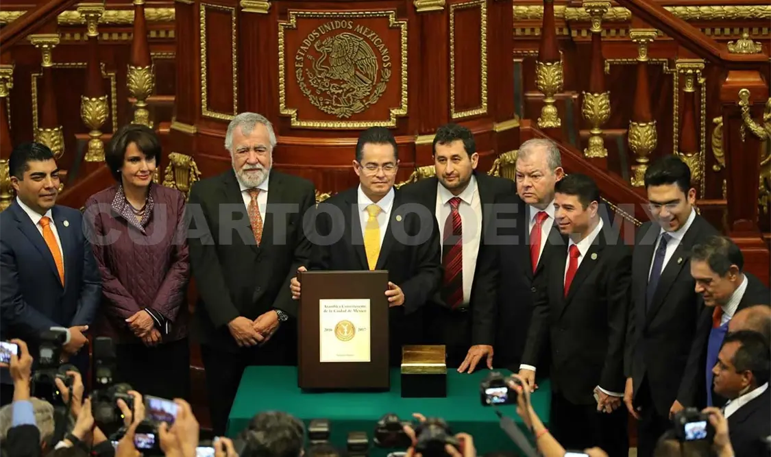 Entregan Carta Magna a legisladores