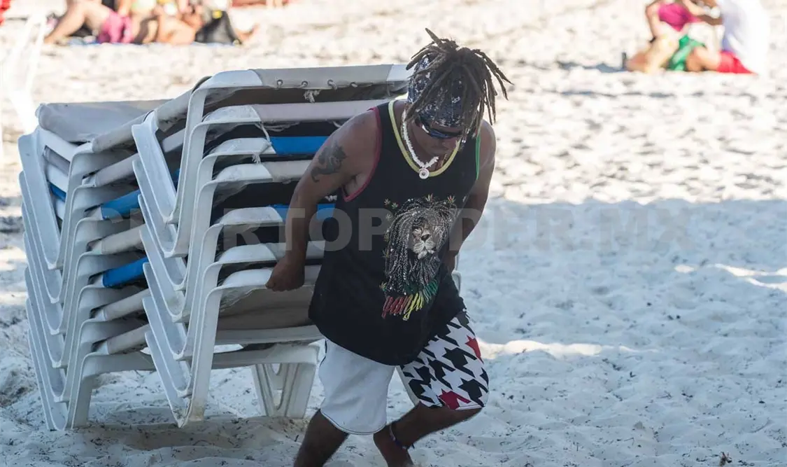 Javier “El Rastas” dejó honduras para meserear y trabajar de lo que fuera en las playas de Cancún. El Universal