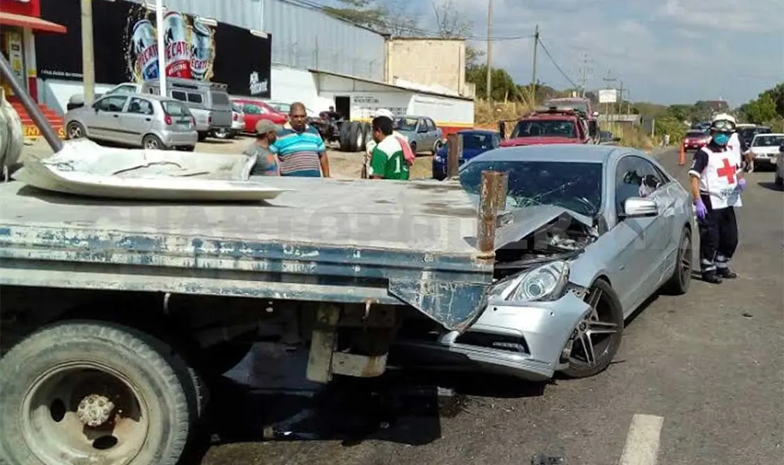 Se incrusta BMW en un camión