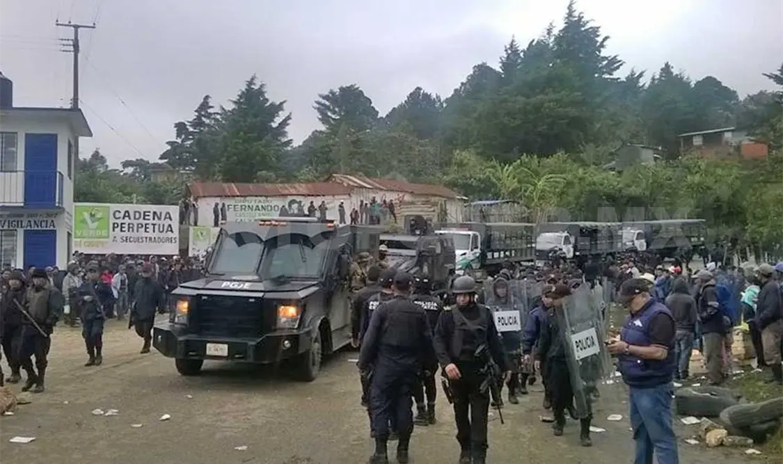 Unos 500 policías estatales se movilizaron desde la madrugada de ayer en Comitán para liberar tierras invadidas y hacer operativos contra el transporte pirata.