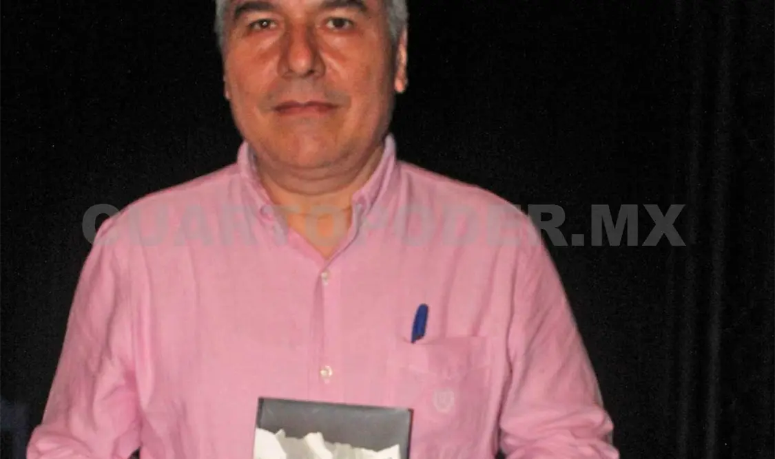Héctor Cortés firmando la obra presentada en La Puerta Abierta. Cortesía