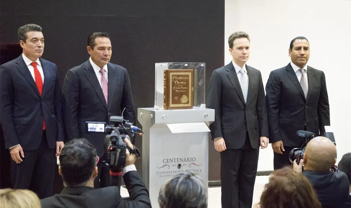 Manuel Velasco recibe facsimilar de la Constitución de 1917