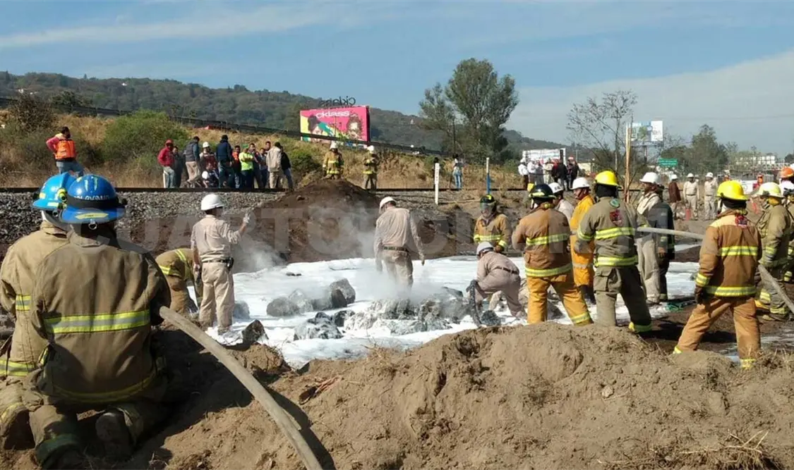 Controlan incendio en ducto de Pemex