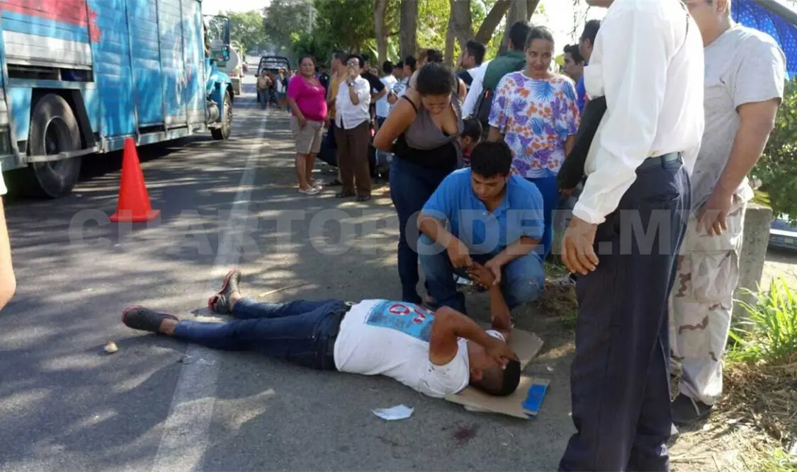 Colisionan moto y camioneta; 3 heridos