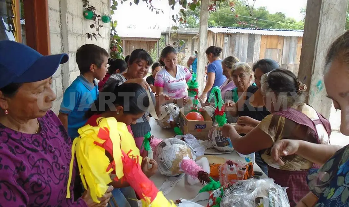 Imparten talleres a mujeres comitecas
