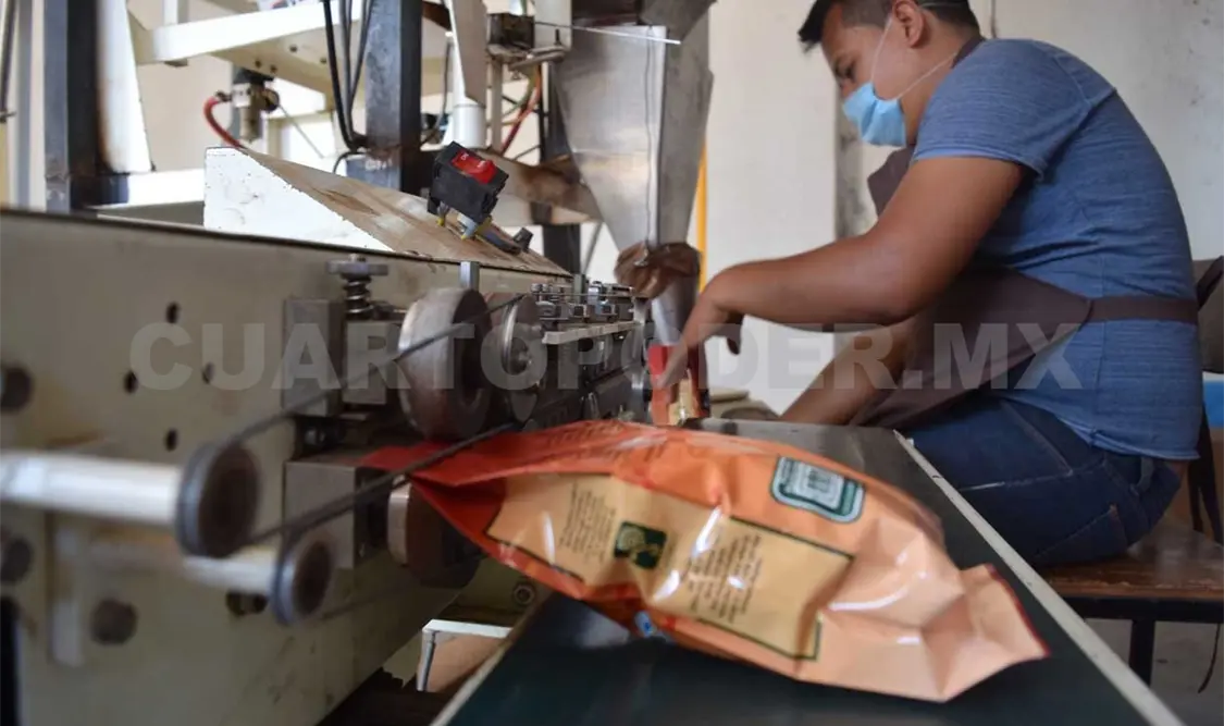 Huveiman Ruiz Vásquez es un indígena de Santiago Lachiguiri, Oaxaca, que lleva más de 20 años en el proceso y empaquetado del café.