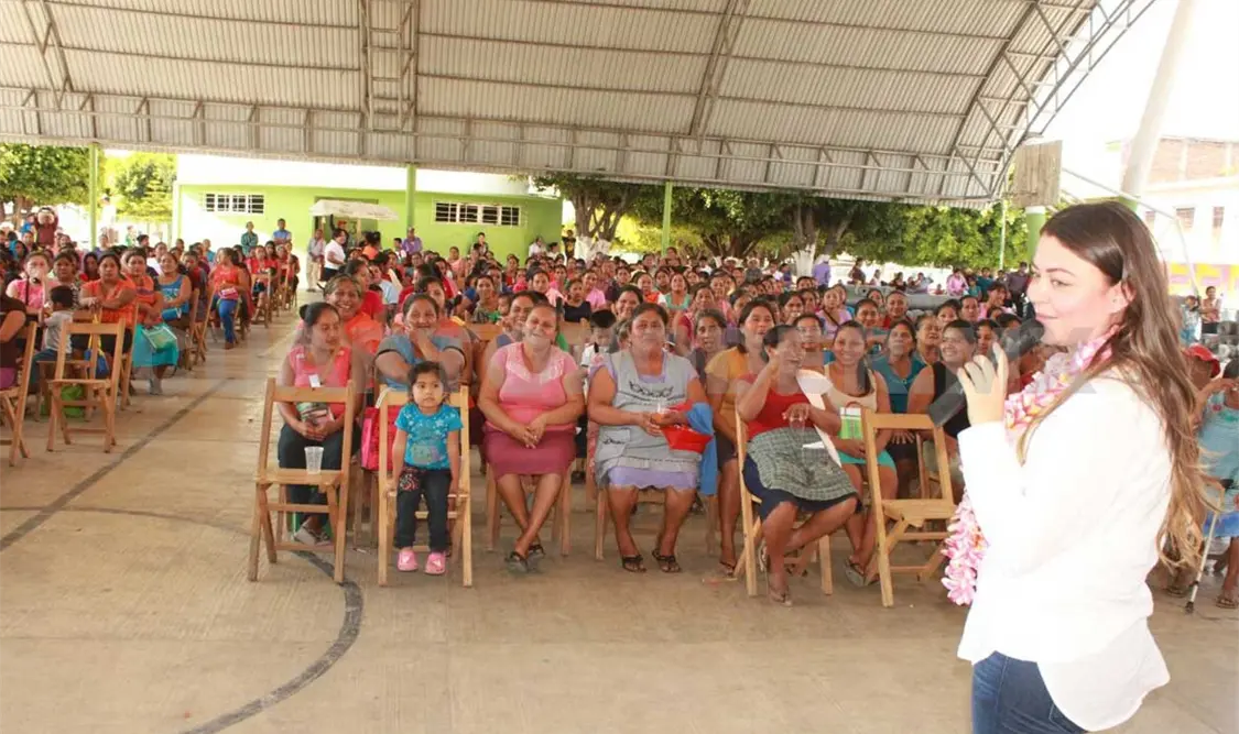 Sasíl entrega proyectos productivos a mujeres