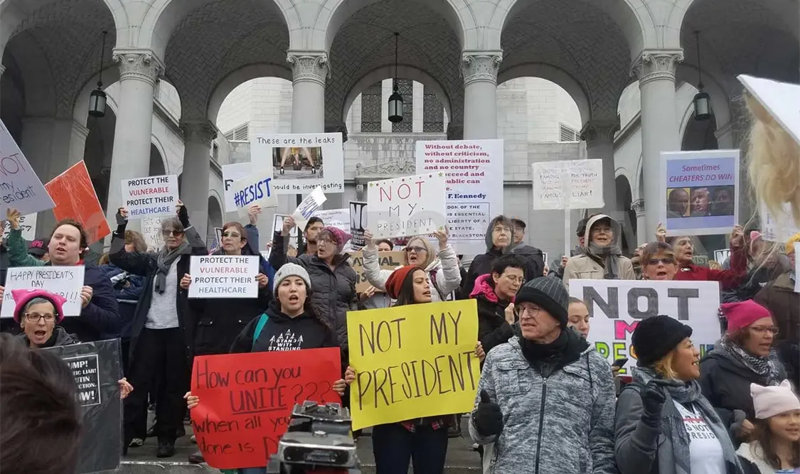 Manifestantes critican al presidente Trump