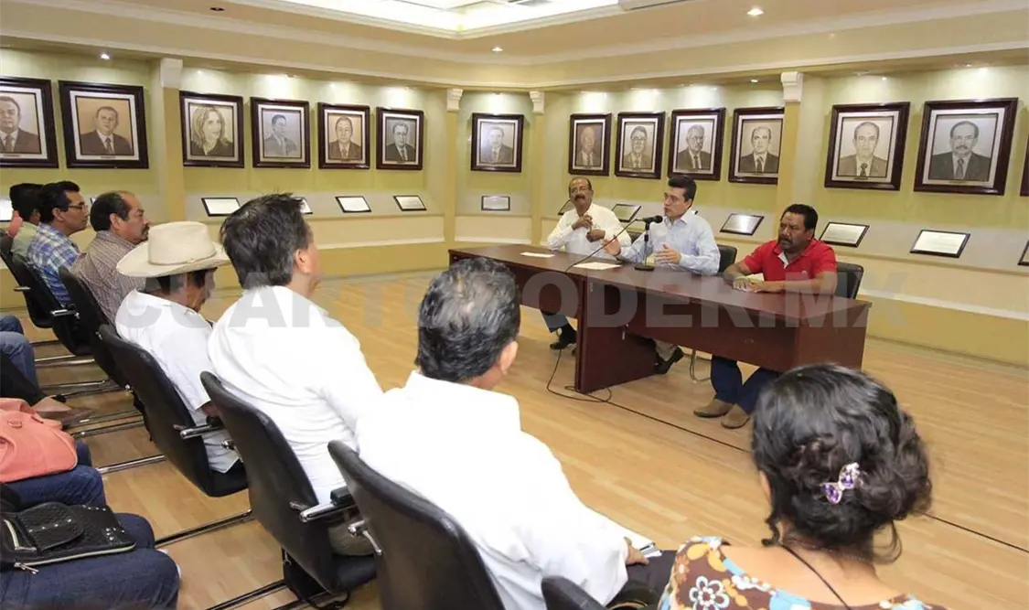 Conversa Escandón con campesinos