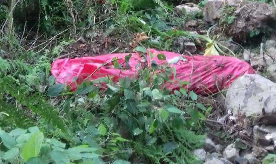 Hallan un cuerpo ensabanado