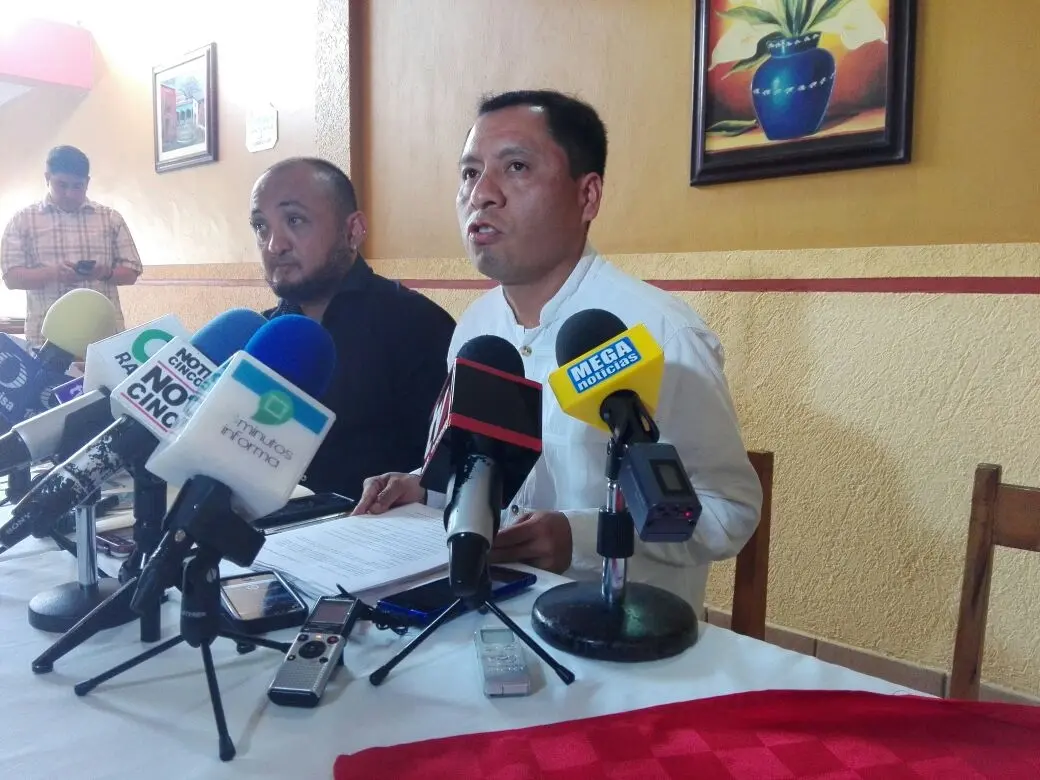 Toman instalaciones de la Unich y secuestran alumnos.