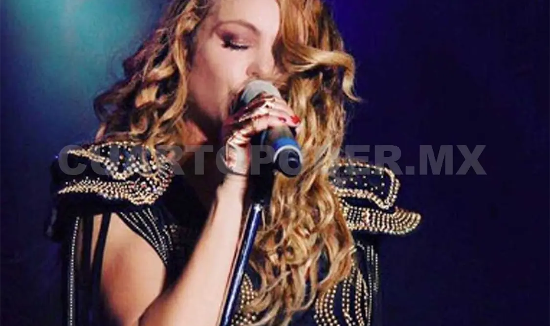 Paulina Rubio se cae en pleno show