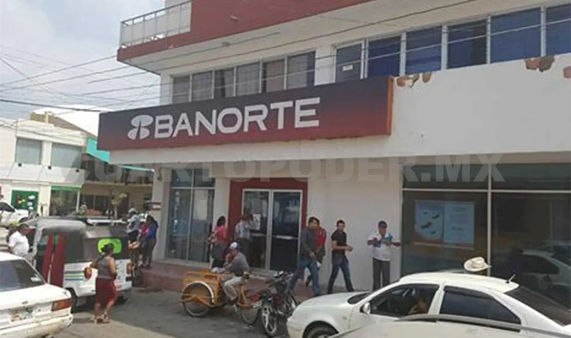 Estafan a mujer con 20 mil pesos