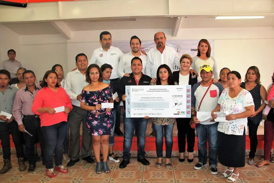 El día de ayer, el coordinador ejecutivo del Fondo de Fomento Económico (Fofoe) Oscar Ochoa Gallegos entregó junto al presidente municipal de Ocozocoautla, Francisco Javier Chambé Morales, la cantidad de 160 mil pesos a 19 micro-empresarios. Guillermo Ramos / CP