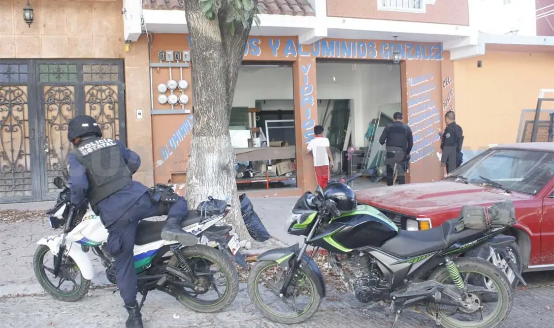 Asaltantes someten a mujer y huyen con el botín