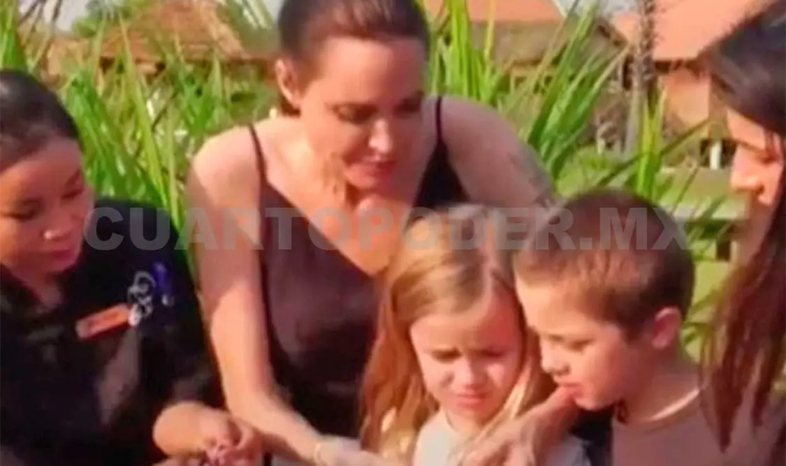 Enseña a sus hijos a comer escorpiones