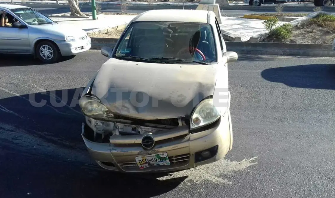 Auto atravesado provoca carambola