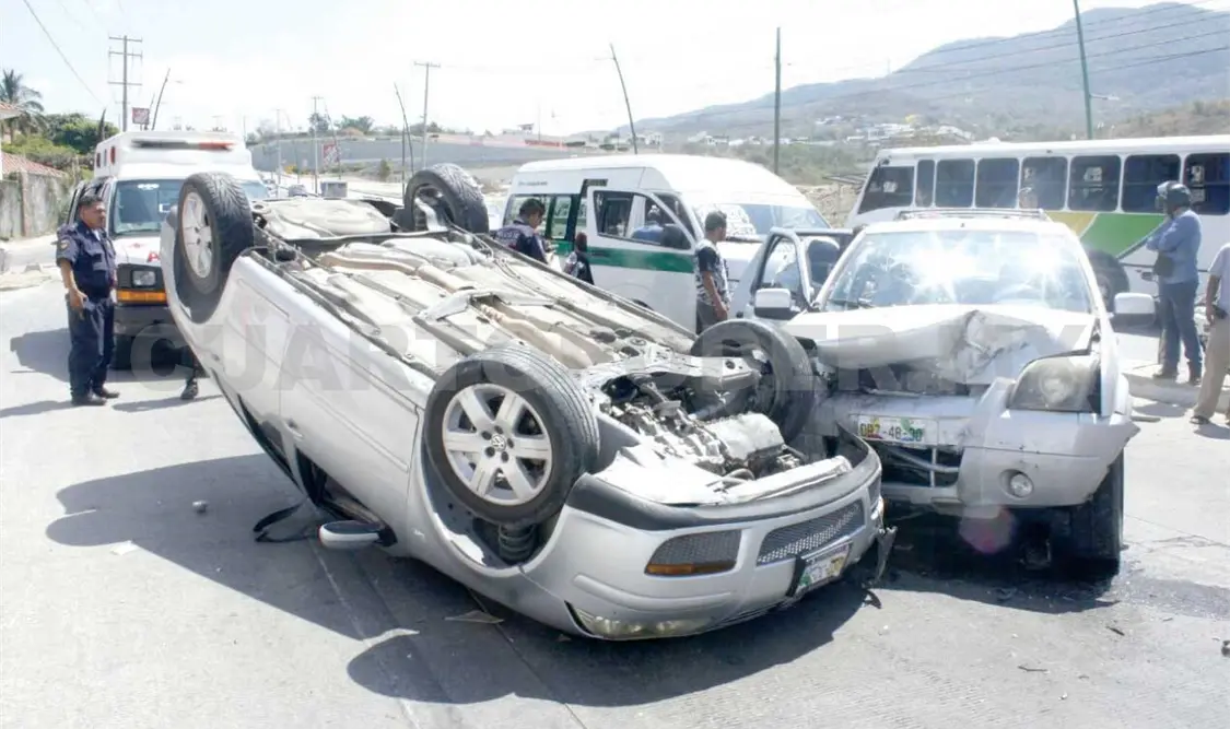 Universitario provocó accidente y envió a ocho al hospital