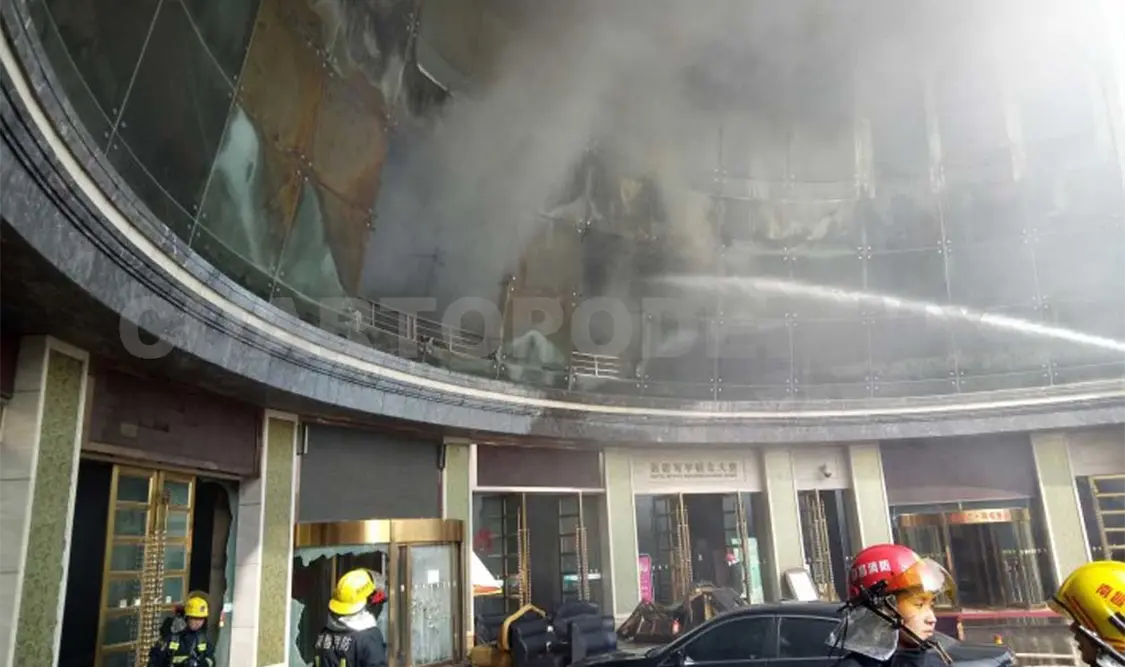 Incendio en hotel deja 10 muertos