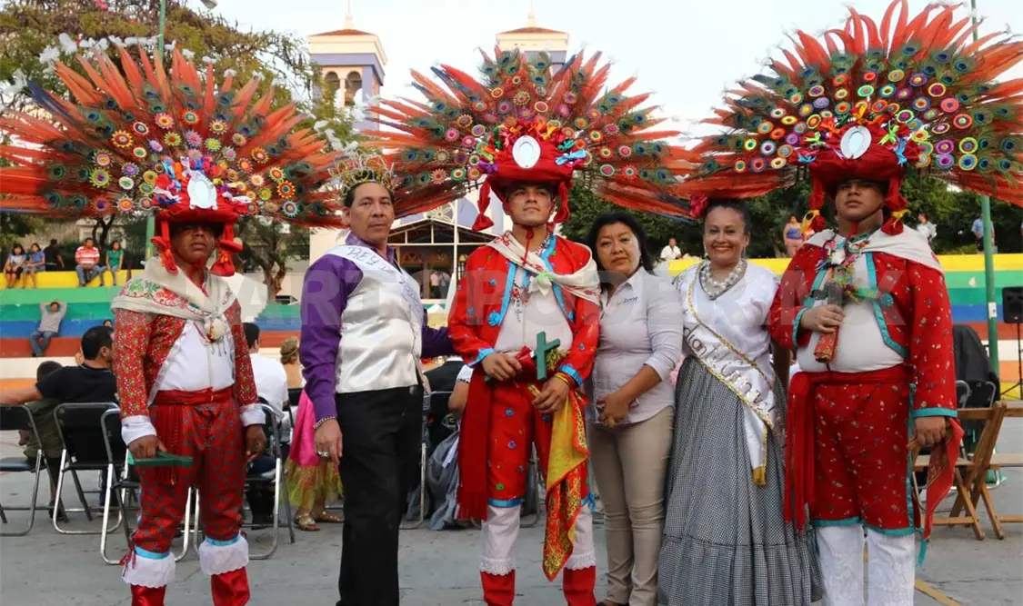 Durante el segundo día del Carnaval Tuxtla 2017 se realizó la coronación de reyes y reinas del barrio de San Roque. CP