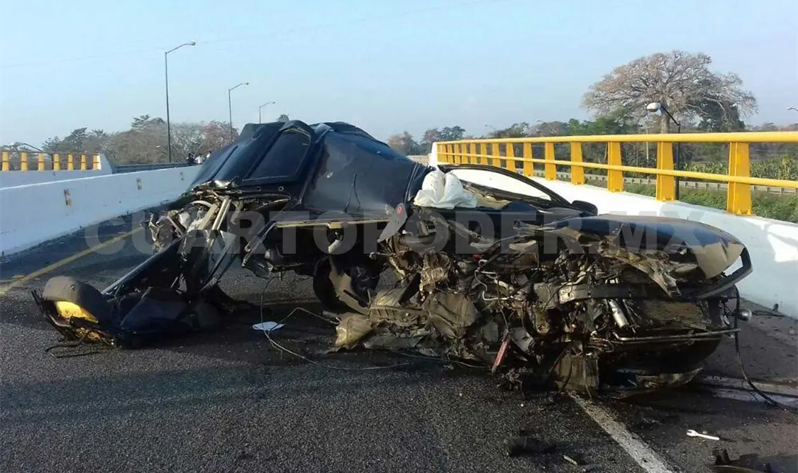 Un vehículo Chevrolet tipo Corsa fue localizado destrozado en su totalidad tras el fuerte impacto contra un muro de concreto. Rafael Victorio / CP